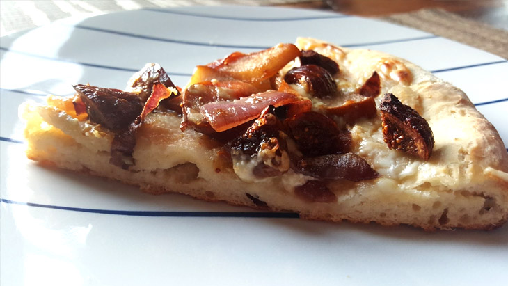 Pear and fig pizza